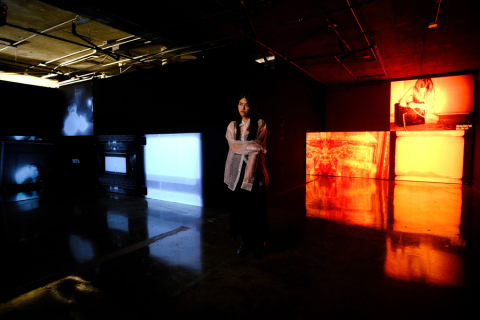 Na Mira in front of art work